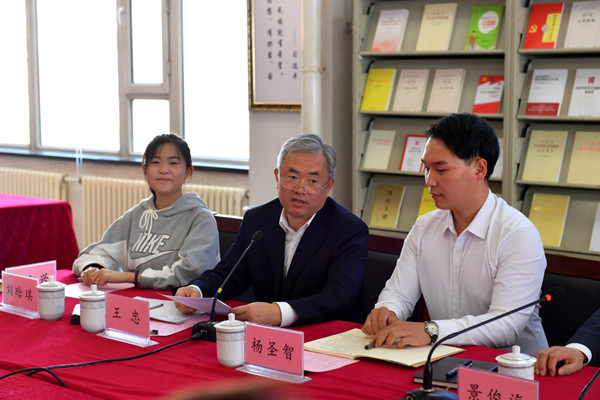 王忠主持座谈会