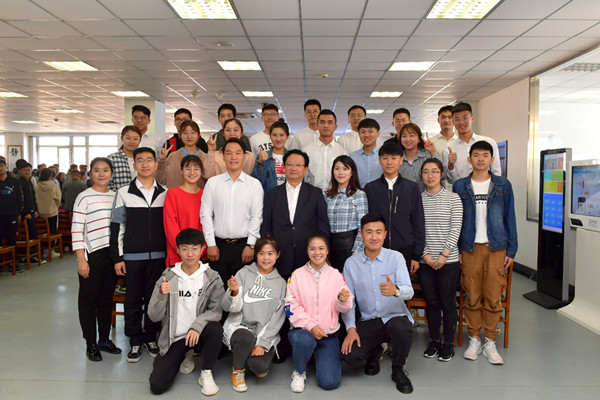 景俊海省长亲切地与同学们合影留念