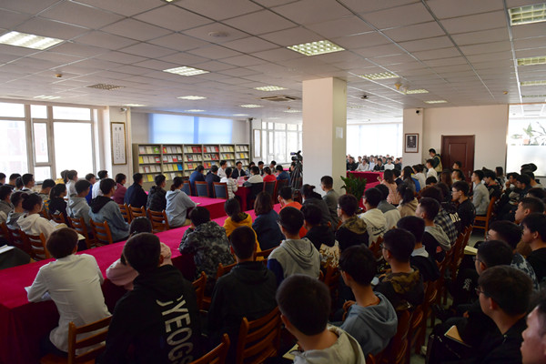 与会师生认真聆听景俊海的思政课